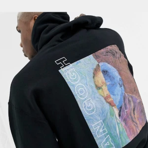 Hoodie - Snygg hoodie med tryck på ryggen  Storkek M men passar som L Fint skick