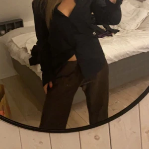 Lågmidjade silkesbyxor - Byxorna är bronzbruna och lågmidjade. Där nere är dom lite bootcut och ganska långa. Är 164 cm och på mig är dom precis över marken om jag har skor på mig. 