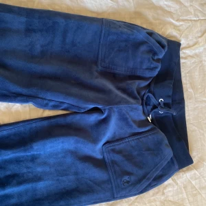Juicy couture - Använda juicy couture i storlek M, haft i ett år. Färg mörkblå.