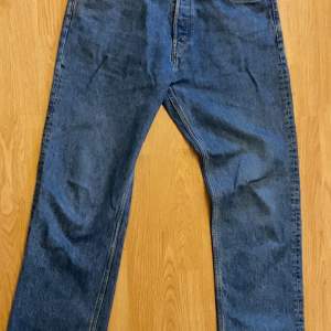 Mörkblå jeans från weekday, modellen är space och är i storlek 33/32. Varan är inte använd på ett tag och är väldigt fräsch.