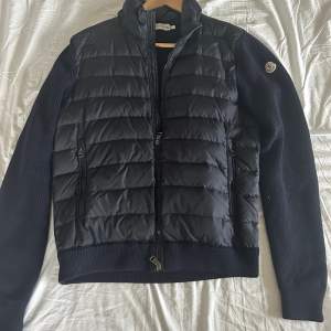 Super snygg moncler cardigan i skicket 4/5. Perfekt nu i vår eller till hösten. Jätte bra skick förutom att sömmen har släppt lite i en arm. Köpt på 