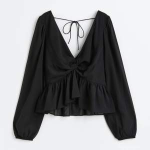 Säljer denna svarta blus från hm❣️ använd endast en gång så den är som ny!💓