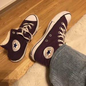 All star Converse  - Strl. 39 Möts upp i Malmö eller fraktas 🚚 All star Converse skor i färgen lila. Kontakta om ni har frågor! 