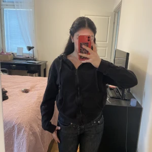 Hoodie med dragkedja  - Svart hoodie med dragkedja från Cubus i st xs. Säljer samma i grå också