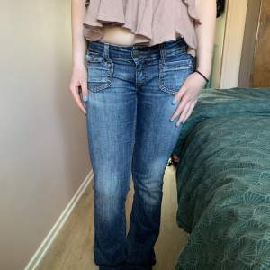 Flare och lågmidjade only jeans. Storleken är ganska liten i storleken, passar Xs/S. Midjemåttet är 76!! Dom är aldrig använda av mig men de är köpta på Sellpy.  Använd gärna köp nu funktionen ❤️