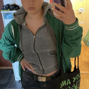 Grön jacka typ? - Grön jacka som e oversized. Använd under en halv vår ett par gånger men är i bra skick.