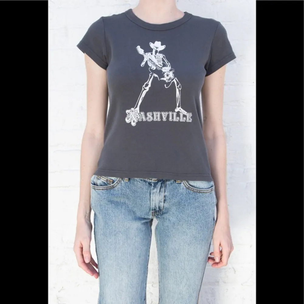 Mörk grå/svart Brandy Nashville skelett t shirt, använd man i bra skick ⚠️ORIGINAL PRIS 230kr NU 100kr⚠️. Toppar.
