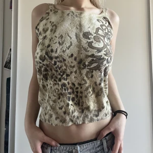 Topp - Så cool topp i lite tjockare virkat ish material med så coolt tryck! Köpt på humana