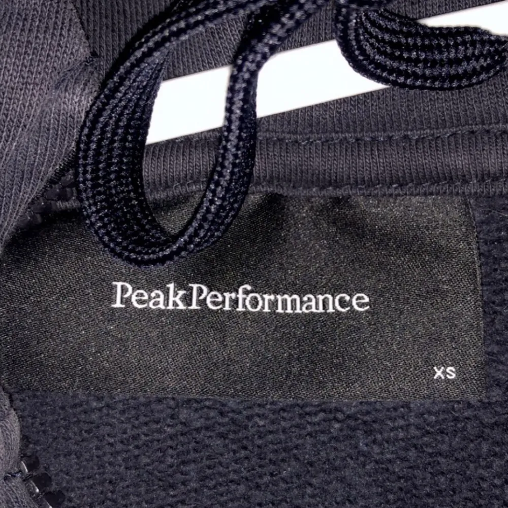 PeakPerformance zip hoodie i nyskick! 🤍Nypris: 1200. Hoodies.