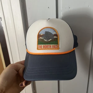 North Face keps  - En jättefin keps från The North Face! Använd men i fint skick😊passar perfekt till sommaren!