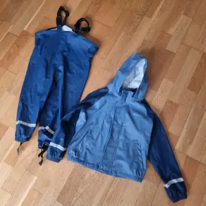 Blåa regnkläder i bra använt skick. Fothällor som behöver bytas ut om man vill. Storlek 98.