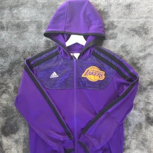 Lakers tröja - Säljer denna snygga LA Lakers kofta! Vid frågor är det bara höra av er!