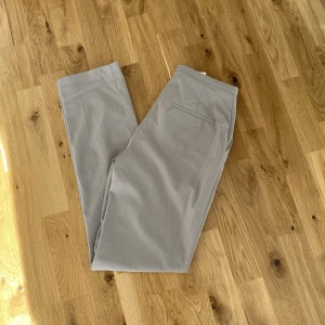 Kostymbyxor H&M - Storlek 34, använda en gång. 
