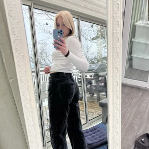 Ginatricot jeans  - Fina lite pösiga svarta Gina jeans!!!  Använda några gånger men i bra skick 💕💕💕 Säljer via Swish, kund står för frakt:) Mötas: Linköping, Borensberg, Motala💕💕