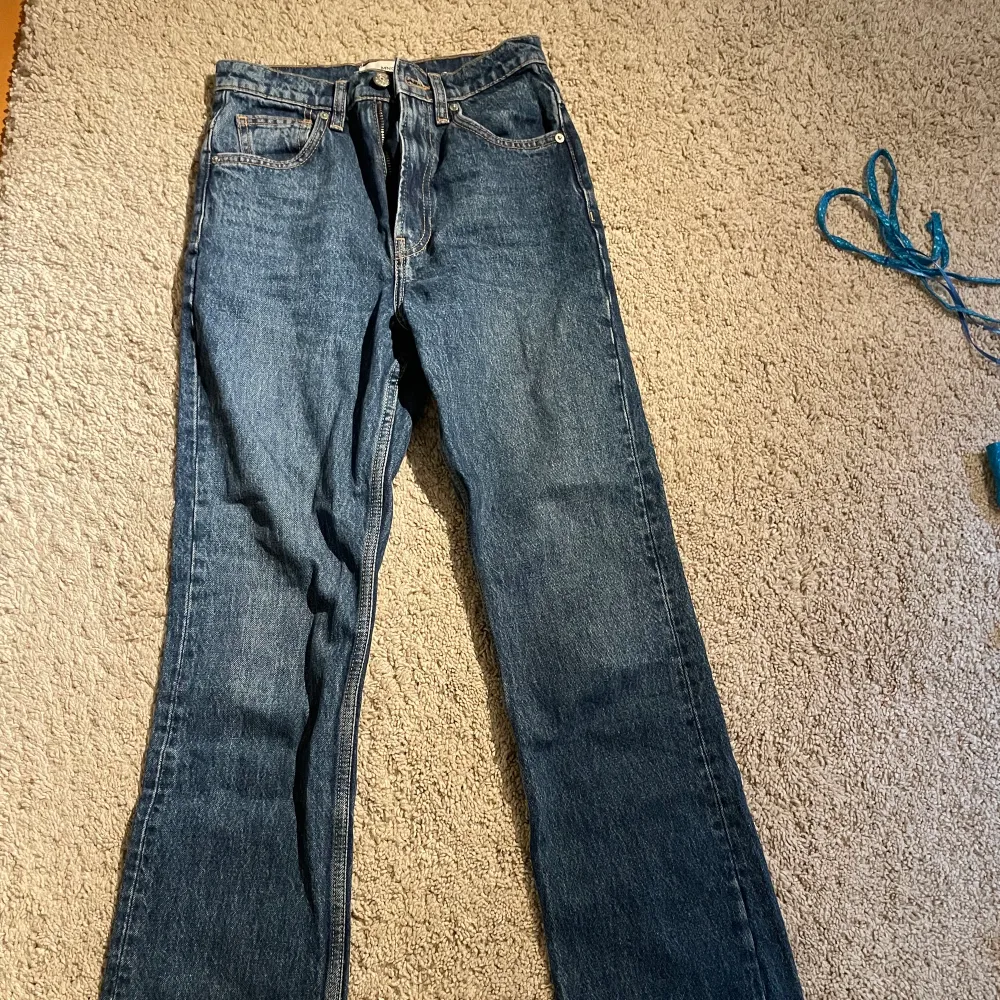 Basic jeans som är bra att ha💙. Jeans & Byxor.