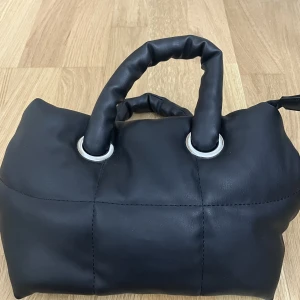 Puffväska - Puffig väska i nyskick