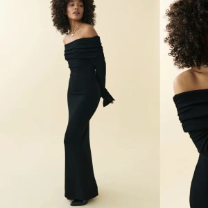 Off shoulder klänning - Säljer denna populära klänning från gina i storlek xs, helt ny och aldrig använd. Helt slutsåld🖤