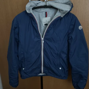 Moncler windbreaker - Moncler windbreaker jackan som är skick 9,5 blå vindjacka som är grymt skön