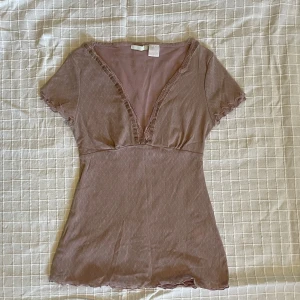 Världens finaste topp - Rosa spets och mesh topp. Står storlek 36-38 men skulle säga 34-36. 150kr eller högsta bud 💘