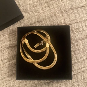 Halsband Alice Stenlöf x Guldfynd  - Säljer de super fina halsbandet som Alice Stenlöf har designat genom Guldfynd! EJ använd! 