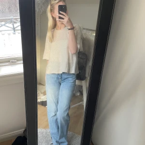 Raka jeans med slits - Så fina högmidjade jeans med slits nertill. Väldigt bra skick! I storlek 34 men passar också 36! Bra i längden på mig som är 1,73😊