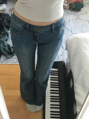 Brielle 90s jeans - Brielle 90s jeans från brandy melville. Knappt använda alltså nyskick, lade upp igen eftersom vinnaren av förra budgivningen inte kan betala. Köpta för 420 kronor.