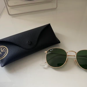 Ray-Ban - Säljer mina fina raybans! Har nästan aldrig använt de, nyskick och ser helt nya ut. Köparen står för frakten 🥰 hör av er vid frågor eller funderingar 