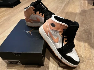 Air Jordan Mid Arctic Orange, även kallad Crimson Tint - Air Jordans i superfin vårig färg, Arctic Orange / Crimson tint i 38,5. Superfint skick, knappt använda. Nypris 2100, nu 1500kr