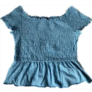 supersöt blå Gina tröja, passar najs till linnebyxor till sommaren, använd typ en gång, inte riktigt min stil därför den säljs