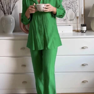Grönt set  - Säljer matchande skjorta och byxa från Nakd, endast testat. Strl xs i båda delarna