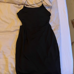 Klänning  - Klänning från Nelly, storlek S. Använd ett fåtal gånger. Öppen i ryggen. 