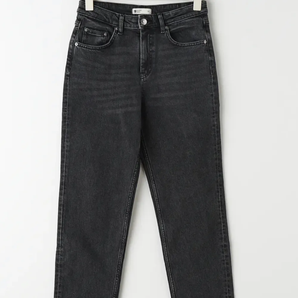 Säljer ett par svart gråa gina jeans i storlek 38, säljs då de är lite stora och aldrig används . Jeans & Byxor.