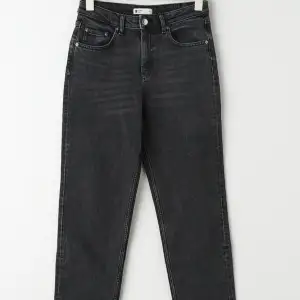 Säljer ett par svart gråa gina jeans i storlek 38, säljs då de är lite stora och aldrig används 