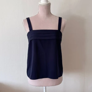 Blått linne - Jättefint blått linne. Aldrig använd i storlek S. Perfekt för våren och sommaren eftersom den är i satintyg. För bara 30kr💙