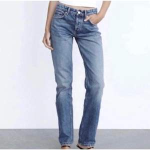 Zara mid rise jeans (näst intill lågmidjade) Väldigt bra skick, inga fläckar osv, fin färg.  Köpta för 400kr, säljer för 140kr + frakt.  TRYCK INTE PÅ KÖP DIREKT!!! (Är öppen för att diskutera prisk) 