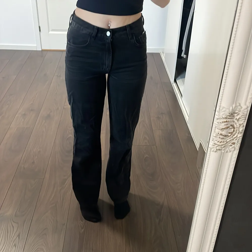 Midwaist jeans, svarta o raka. Använda fåtal gånger, bra skick. Från Karve, Strl S.. Jeans & Byxor.