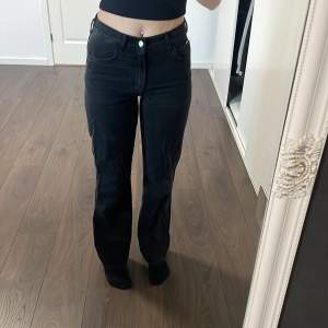 Midwaist jeans, svarta o raka. Använda fåtal gånger, bra skick. Från Karve, Strl S.