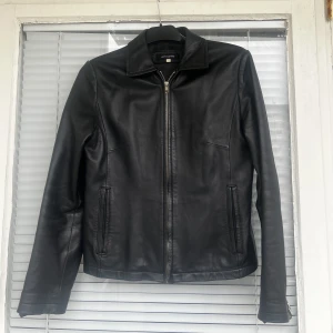 Vintage läderjacka  - Supersnygg vintage läderjacka, fint skick. Äkta läder, jättemjukt läder dessutom. Strl: S. 