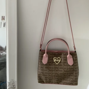 Juicy Couture Väska - Säljer numera denna Juicy Couture väska pga aldrig använd🩷 Pris går att diskuteras💕