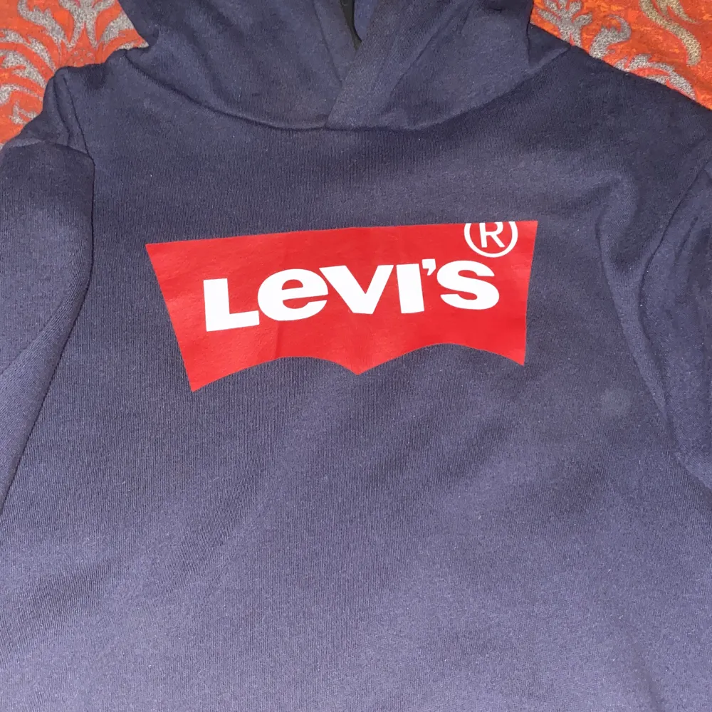 Blå Levis hoodie. Hoodies.