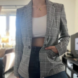 Rutig kavaj från H&M  - Business/casual kavaj från H&M, använd ett par fåtal gånger!