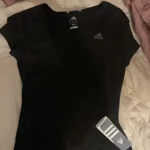 En enkel sporttröjor från Adidas som är helt ny och oanvänd