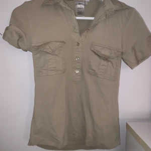 Filippa k tröja - Dåliga bilder, men kan absolut ta nya på efterfrågan. Är beige och sitter slimat. Köpt på sellpy och aldrig använd av mig🤡