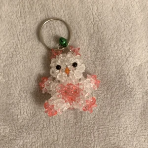 Nyckelring - Nyckelring som ser ut som en Uggla, gjord av pärlor och har en liten bjällra på.