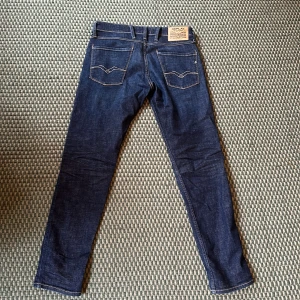 Replay Jeans - Replay Anbass Slim fit. Storlek 31. Väldigt bra skick, använda fåtal gånger. Hör av dig vid intresse, pris kan förhandlas. Möts i Göteborg eller fraktar.