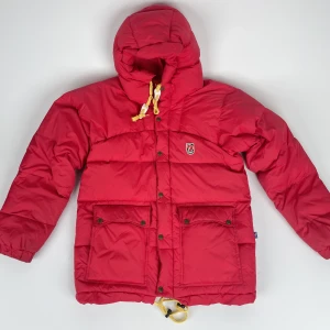 Fjällräven Expedition Down Lite Jacket - Denna jacka är inte bara ett skydd mot kylan, den är även en stil ikon. Med sin kraftfulla design ger den dig en sofistikerad look samtidigt som den håller dig varm och bekväm.