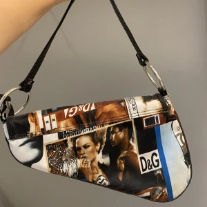 Dolce Gabbana väska - Söt vintage dolce gabbana väska ( antagligen fejk ), tveka inte att höra av dig vid eventuella frågor ⭐️