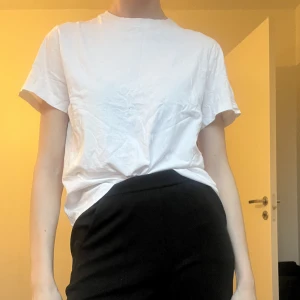 Den perfekta vita t-shirten - Vit t-shirt från Bread & Boxers. Har ett litet hål som ni ser på bilden - därav priset 