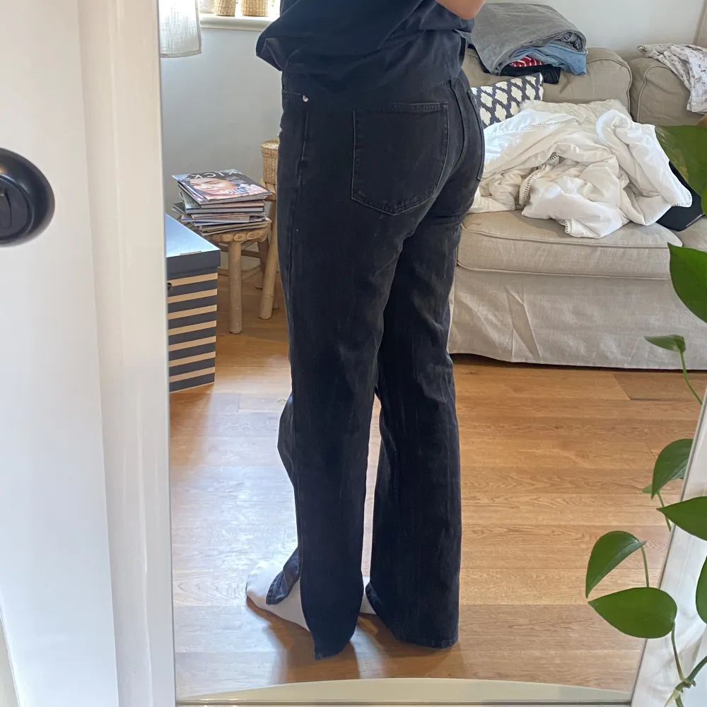 Svarta jeans med slits vid anklarna🖤 från GinaTricot High-/mid waist  Storlek 38 Fint skick!. Jeans & Byxor.