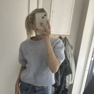 Stickad tshirt  - Stickad tshirt från zara. Blå. Fint skick